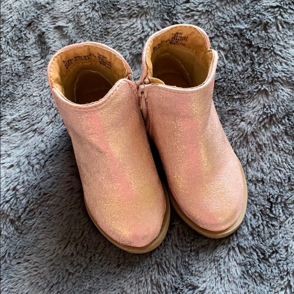 Lightly worn girls size 5 shoe